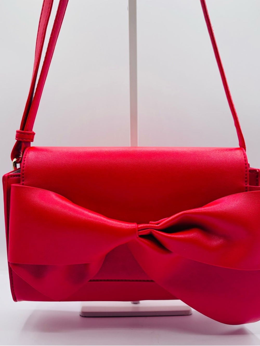 Red Shoulder Handbag Bow Accent Gold Hardware Magnetic Closure Women’s Purse